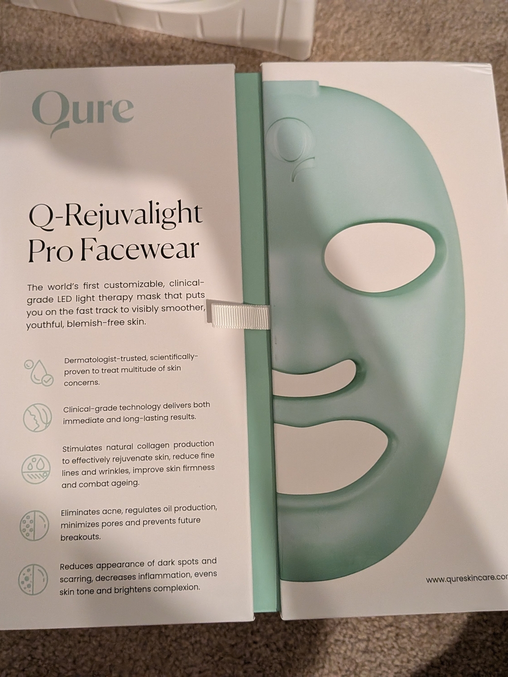 Q-Rejuvalight Pro Facewear LED Mask in Mint Green by Qure